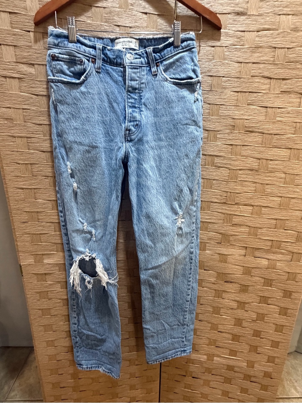 Abercrombie & Fitch High Rise Dad Jeans Distressed Light Wash 26 - Picture 2 of 9